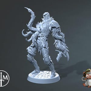 Könnte beinhalten: Eine graue, detaillierte Miniaturfigur eines humanoiden Wesens mit einem skelettartigen Gesicht und einem von Ranken bedeckten Körper. Die Figur hält ein Schwert in der rechten Hand und hat einen rankenartigen Anhang am linken Arm. Die Figur steht auf einem runden Sockel.