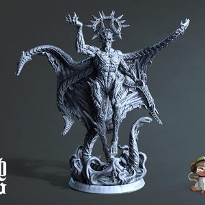 Op de afbeelding: Een gedetailleerd grijs harsbeeld van een gevleugelde demon met een doornenkroon, staande op een basis van draaiende golven.