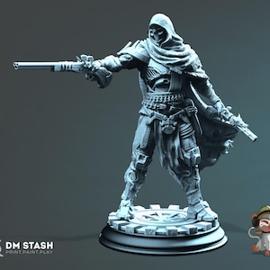 Può includere: Figurina grigia dettagliata di una figura incappucciata che tiene due pistole a pietra focaia. La figura è su una base circolare con un design a ingranaggi. Il testo "DM STASH PRINT PAINT PLAY" è visibile.