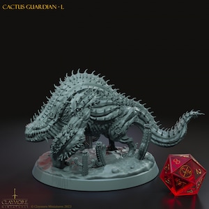 Op de afbeelding: Een grijs 3D-geprint miniatuur van een cactus-wächtermonster met een stekelig lichaam en staart. Het miniatuur staat op een ronde basis met kleine cactussen. Een rode 20-zijdige dobbelsteen bevindt zich op de voorgrond.