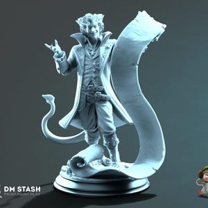 Op de afbeelding: Een lichtblauw monochroom miniatuurfiguur van een personage met een staart, gekleed in een lange jas en vest, die een lange, uitgerolde boekrol vasthoudt. De basis bevat de tekst DM STASH PRINT PAINT PLAY in de linkerbenedenhoek.