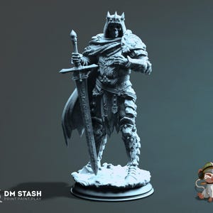 Może przedstawiać: Monochromatyczna figurka szkieletowego króla w szczegółowej zbroi, trzymającego duży miecz. Postać nosi koronę i pelerynę, stojąc na okrągłej podstawie. Widoczny jest tekst "DM STASH PRINT PAINT PLAY".