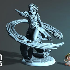 Könnte beinhalten: 3D-gedruckte Figur einer Person in dynamischer Pose, mit fließendem Haar und Kleidung, die einen Stab und eine Schriftrolle hält. Die Figur ist von einem wirbelnden, bandartigen Element umgeben. Die Basis ist eine kreisförmige Plattform mit einem Ziegelmuster.