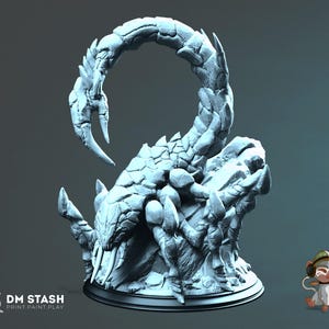 Può includere: Una dettagliata statuetta di scorpione grigio chiaro con coda curva ed esoscheletro strutturato. La scultura ha artigli affilati e un aspetto minaccioso. La base è rotonda e scura. Il testo "DM STASH PRINT. PAINT. PLAY" è visibile.