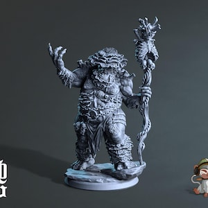 Könnte beinhalten: Graue, detaillierte Figur einer Fantasy-Kreatur mit Stab. Die Figur hat einen strukturierten, pilzartigen Kopf und Körper, Ketten und einen Stab mit einem Skelett-Design. Die Figur steht auf einem felsigen Sockel.