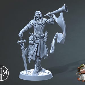 Könnte beinhalten: Eine graue 3D-gedruckte Miniatur eines Fantasy-Charakters, der ein Schwert und ein Banner hält. Der Charakter trägt eine Kapuzenrobe und Rüstung. Die Miniatur steht auf einem runden Sockel.