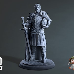 Könnte beinhalten: Eine graue, detaillierte Miniaturfigur eines Ritters in Rüstung, der ein Schwert und einen Helm hält. Der Ritter trägt einen langen, fließenden Umhang und hat einen Bart. Die Figur steht auf einem runden Sockel.