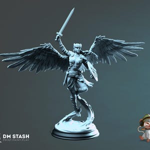 Könnte beinhalten: Graustufen-Figur einer geflügelten Kriegerin mit erhobenem Schwert. Die Figur hat detaillierte Flügel und Rüstung, dynamisch auf einer wolkenartigen Basis dargestellt. Der Text "DM STASH PRINT. PAINT. PLAY" ist sichtbar. Ein kleiner Cartoon-Affe befindet sich in der unteren rechten Ecke.