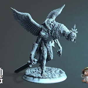Può includere: Figurina grigia stampata in 3D di una creatura alata con corona e spada. La figura ha un volto scheletrico ed è posizionata su una base strutturata. Le lettere "FOG" sono visibili in basso a sinistra.