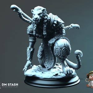 Könnte beinhalten: Graue 3D-gedruckte Figur einer löwenartigen Kreatur in dynamischer Pose. Die Figur kniet mit erhobenem Arm und hält einen Stab. Das Design umfasst aufwendige Rüstungs- und Fell Details. Die Basis hat eine strukturierte Oberfläche. Das DM STASH Logo ist sichtbar.