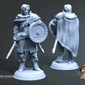 Op de afbeelding: Een 3D-geprint miniatuur van een ridder in volledige bepantsering, die een zwaard en schild vasthoudt. De ridder draagt een maliënkolder, een helm met vizier en een mantel. Het miniatuur is in lichtgrijs geverfd.