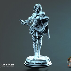 Könnte beinhalten: Detaillierte 3D-gedruckte Figur einer Person in Fantasy-Kleidung, die ein Schwert hält. Die Figur steht auf einem dekorativen Sockel. Der Text "DM STASH PRINT.PAINT.PLAY" ist zu sehen.