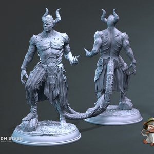 Könnte beinhalten: Eine graue, detaillierte, 3D-gedruckte Miniatur eines Dämons mit Hörnern, einem Schwanz und einem zerrissenen Rock. Die Miniatur ist in einer stehenden Position mit einem erhobenen Arm und dem anderen Arm, der am Ellbogen gebeugt ist, dargestellt. Die Miniatur steht auf einem runden Sockel.