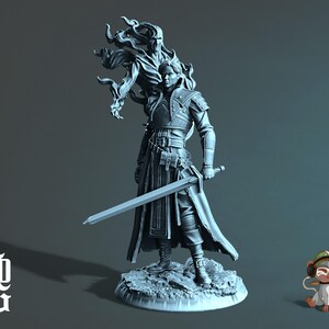 Könnte beinhalten: Detaillierte graue Figur eines Kriegers mit Schwert und einer fließenden, ätherischen Gestalt hinter ihm. Der Krieger trägt eine detaillierte Rüstung und steht auf einem felsigen Sockel. Fantasy-Thema.