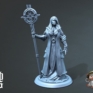 Könnte beinhalten: Eine graue bemalte Miniaturfigur einer Frau in einem langen Gewand, die einen Stab mit einem kreisförmigen Design an der Spitze hält. Die Figur steht auf einem runden Sockel.