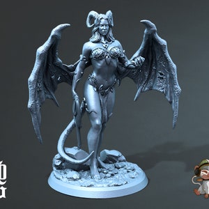 Könnte beinhalten: Eine grau bemalte Figur einer weiblichen Dämonin mit Hörnern, Flügeln und einem Schwanz. Sie trägt ein lederartiges Outfit mit einem Kettengürtel und hält eine Peitsche in ihrer rechten Hand.