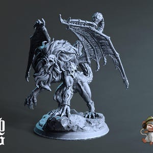 Könnte beinhalten: Eine graue, detaillierte Miniatur-Skulptur eines geflügelten Löwen mit einem knurrenden Ausdruck. Der Löwe hat eine Mähne und steht auf einem felsigen Sockel.