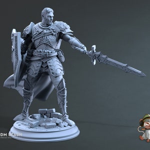 Op de afbeelding: Een grijs 3D-geprint miniatuur van een ridder in volledige bepantsering, die een zwaard en schild vasthoudt. De ridder staat op een basis met een rotsachtige textuur.
