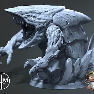 Könnte beinhalten: Eine graue, detaillierte, 3D-gedruckte Miniatur eines monströsen Wesens mit scharfen Zähnen und Krallen, das auf einem felsigen Sockel steht.