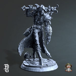 Op de afbeelding: Gedetailleerd grijs beeldje van een fantasie-krijger, met een groot zwaard met een vlamachtig ontwerp. Het figuur draagt een harnas en een lange jas, staand op een cirkelvormige basis met een klein wezen aan zijn voeten. Met een kapmasker.