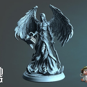 Pode incluir: Estatueta cinzenta detalhada de um anjo com grandes asas emplumadas, segurando um livro e uma espada. O anjo está vestindo uma túnica fluida e está em uma base circular. A imagem também inclui um logotipo e um macaco de desenho animado.