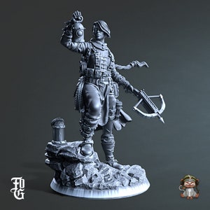 Könnte beinhalten: Eine grau bemalte Miniaturfigur einer weiblichen Figur, die eine Laterne und eine Armbrust hält. Die Figur trägt einen langen Mantel und Stiefel. Die Figur steht auf einem felsigen Sockel.