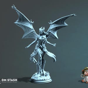 Könnte beinhalten: Eine detaillierte, hellgraue Figur einer geflügelten weiblichen Figur mit ausgestreckten Armen. Die Figur hat eine Krone und fließende Kleidung. Der Sockel ist rund. Der Text "DM STASH PRINT. PAINT. PLAY" ist sichtbar.