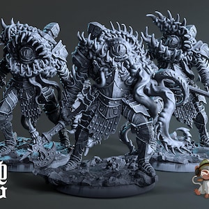 Peut inclure: Trois figurines miniatures grises et détaillées de guerriers armés avec un seul grand œil sur la poitrine et des tentacules qui poussent de leur armure. Les figurines sont debout sur des bases circulaires.