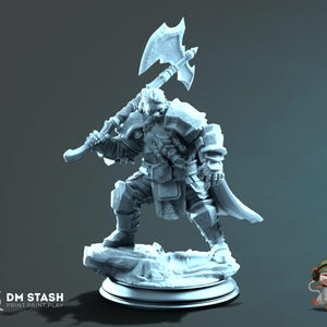 Könnte beinhalten: Eine hellgraue Miniaturfigur eines Kriegers, der auf einem felsigen Sockel steht. Die Figur trägt eine schwere Plattenrüstung, einen Umhang und hält eine große Doppelaxt über der rechten Schulter. Der Text DM STASH PRINT.PAINT.PLAY ist links sichtbar.