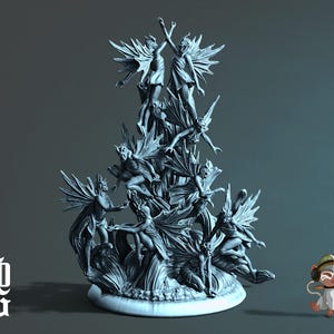 Könnte beinhalten: Eine graue, einfarbige 3D-gedruckte Skulptur, die eine Ansammlung mehrerer geflügelter Feenfiguren in vertikaler Anordnung zeigt. Die Figuren haben spitze Ohren und detaillierte Flügel und stehen auf einem runden Sockel mit den Buchstaben FOG.