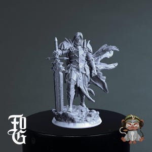 Peut inclure: Figurine grise d'un guerrier en armure détaillée, tenant une grande épée. La figurine se tient sur une base rocheuse, avec une cape flottant derrière. La figurine a de longs cheveux et une barbe. La base porte les lettres "FG".
