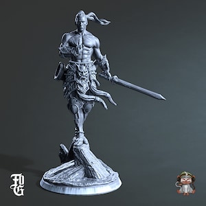 Peut inclure: Une figurine miniature grise et détaillée d'un guerrier avec une épée et une longue queue de cheval. Le guerrier se tient sur une base rocheuse.