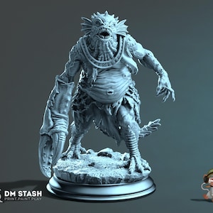 Op de afbeelding: Een lichtblauw, onbeschilderd harsminiatuur van een humanoïde zeewezen met een grote krabbenschaar als rechterhand, scherpe tanden en vinnen op het hoofd. Het figuur staat op een ronde voet met de tekst DM STASH PRINT PAINT PLAY.
