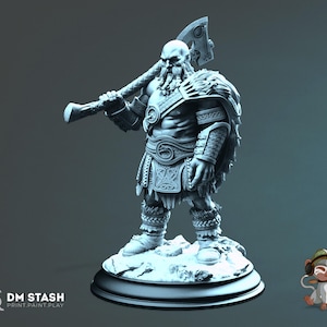 Könnte beinhalten: Detaillierte 3D-gedruckte Figur eines muskulösen Wikingerkriegers, der eine große Axt über der Schulter hält. Die Figur hat einen langen Bart, Fellakzente und eine aufwendige Rüstung. Der Sockel ist rund und schwarz. Die Figur ist etwa 18 cm hoch.