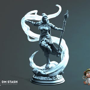 Pode incluir: Figura detalhada, em tons de cinza, de uma personagem de fantasia feminina, posando dinamicamente com os braços estendidos. Ela usa uma roupa detalhada e segura uma bengala com um topo em forma de chama. Elementos etéreos e fluidos a envolvem, sugerindo energia mágica.