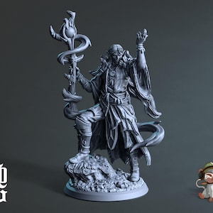 Pode incluir: Uma estatueta cinzenta de um personagem de fantasia, possivelmente um elfo, segurando uma bengala com um desenho em espiral. A figura está em pé sobre uma base rochosa, com um braço levantado. A estatueta tem cabelo comprido e usa roupas detalhadas. As letras "FOG" estão no canto inferior esquerdo.