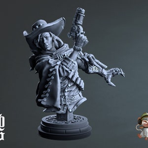 Może przedstawiać: Szara, trójwymiarowa, wydrukowana figura kobiety w szerokim kapeluszu i długim płaszczu. W prawej ręce trzyma steampunkową broń, a lewa ręka jest mechaniczna.