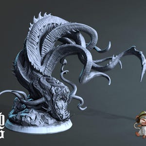 Puede incluir: Una miniatura detallada de una criatura monstruosa con múltiples tentáculos y una boca abierta, impresa en 3D en gris. La criatura está posada sobre una base rocosa.