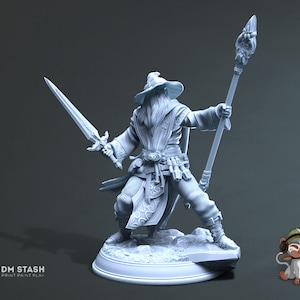 Könnte beinhalten: Eine weiße 3D-gedruckte Miniatur eines Zauberers, der ein Schwert und einen Stab hält. Der Zauberer trägt eine lange Robe und einen spitzen Hut. Die Miniatur steht auf einem runden Sockel.