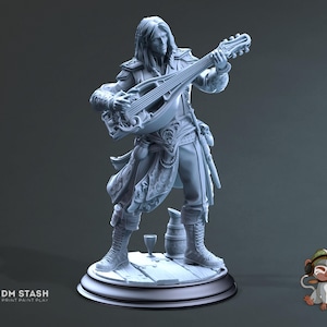 Pode incluir: Uma miniatura impressa em 3D cinza de um personagem de fantasia tocando um alaúde. O personagem está vestindo uma longa túnica fluida com detalhes intrincados. O alaúde é detalhado com cordas e um furo sonoro.