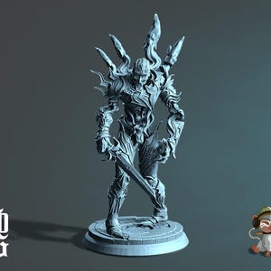 Könnte beinhalten: Detaillierte graue Figur eines Fantasy-Kriegers, der ein Schwert hält, mit aufwendiger Rüstung und einem stilisierten Kopfschmuck. Die Figur steht auf einem kreisförmigen Sockel. Das Bild enthält auch ein Logo und einen Cartoon-Affen.