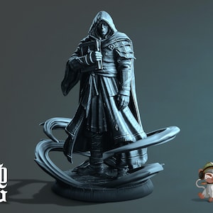 Könnte beinhalten: Eine dunkelgraue Miniaturfigur aus Harz, die eine Kapuzenfigur in langem Mantel und Rüstung darstellt, die ein dickes Buch hält. Die Figur steht auf einem runden Sockel, umgeben von wirbelnden Energieeffekten. Die Buchstaben FG sind links in Weiß gedruckt.