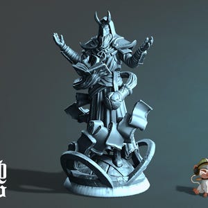 Könnte beinhalten: Detaillierte, graue Figur einer bekleideten Figur mit gehörntem Helm, die ein Buch und Schriftrollen hält. Die Figur steht auf einem dekorativen Sockel mit stilisiertem Design. Ein kleiner Cartoon-Affe mit Kopfhörern ist im Hintergrund.