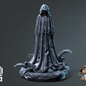 Könnte beinhalten: Eine schwarze und graue, verhüllte Figur mit einer langen, fließenden Robe steht auf einem felsigen Sockel, aus dem Tentakel herausragen. Die Figur trägt eine Halskette mit einem Anhänger.