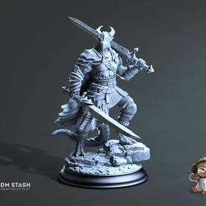 Puede incluir: Una detallada figura en escala de grises de un guerrero dragón, posando sobre una base rocosa. La figura está vestida con armadura y sostiene dos espadas. La base está sobre un soporte circular negro. El texto "DM STASH PRINT PAINT PLAY" es visible.
