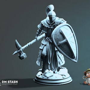 Puede incluir: Figura gris impresa en 3D de un caballero medieval con casco, escudo y martillo de guerra. El caballero está sobre una base circular. El texto "DM STASH PRINT.PAINT.PLAY" es visible.