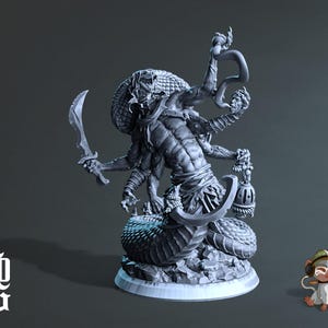 Può includere: Statuetta grigia dettagliata di una creatura con corpo di serpente e più braccia, che tiene una lama curva e una lanterna. La figura ha una testa di serpente dettagliata ed è posizionata su una base circolare. Le lettere "FOG" sono nell'angolo in basso a sinistra.