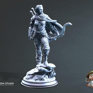 Könnte beinhalten: Eine graue 3D-gedruckte Miniatur einer weiblichen Elfenkriegerin, die einen Bogen und Pfeil hält. Sie trägt eine Rüstung und einen Umhang. Die Miniatur steht auf einem felsigen Sockel.