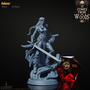 Könnte beinhalten: Eine graue Plastikminiatur eines Elfenkriegers, der ein Schwert hält. Die Miniatur steht auf einem Sockel mit einem baumartigen Design. Die Miniatur ist Teil eines Sets namens "It Comes From The Woods".