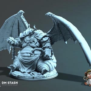 Op de afbeelding: Een gedetailleerd, lichtgrijs beeldje van een gevleugelde demon die op een ronde basis zit. De demon heeft grote vleugels, een gehoornde kop en houdt een staf vast. De basis heeft de tekst "DM STASH PRINT. PAINT. PLAY."